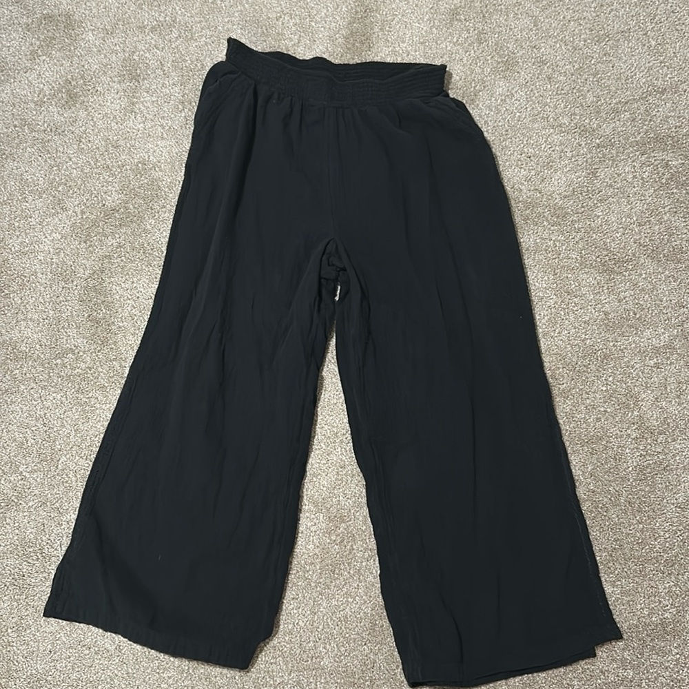 Aerie pull on pants with pockets and slits on each side up to the knee.